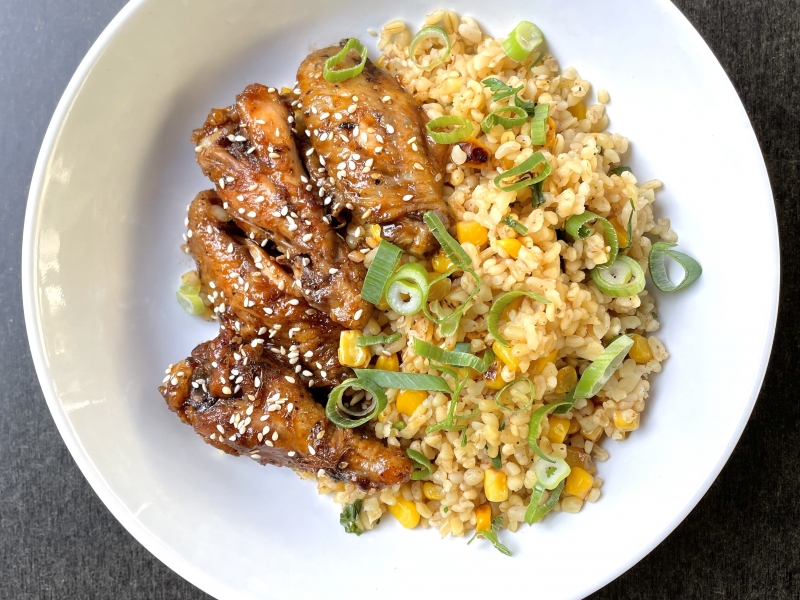 Ragadós csirkeszárnyak sült kukoricás bulgurral 